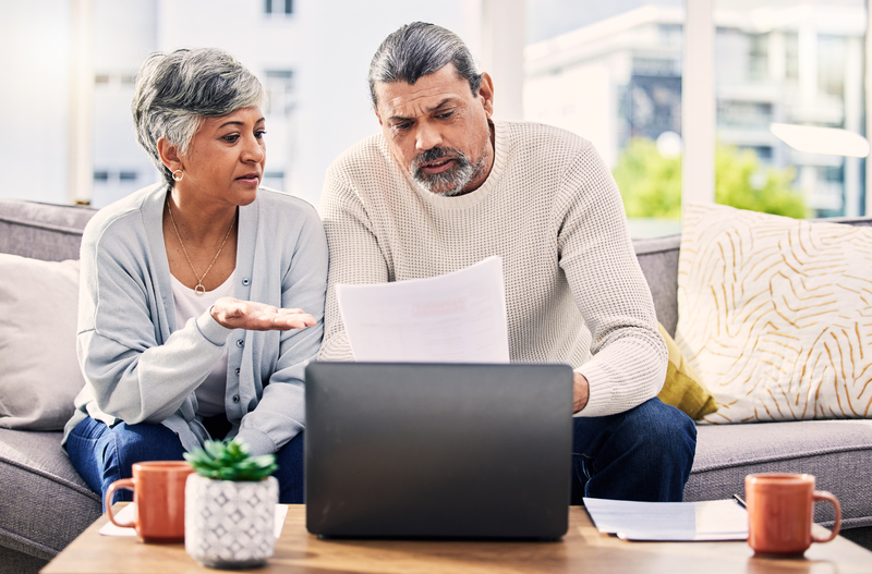 Why Can't You Get Medigap Quotes Online? Senior couple looking at computer confused