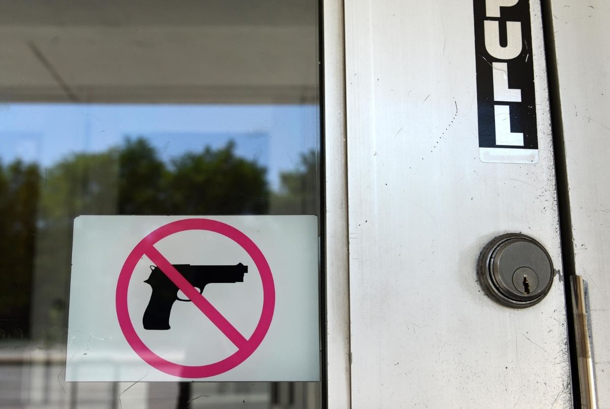 The Sign `No Gun` in Chicago, IL