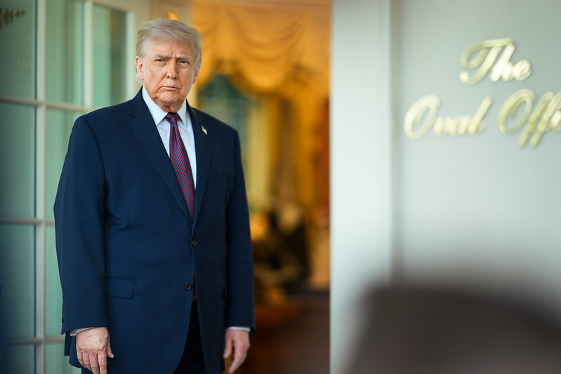 President Donald J. Trump accepts a DoorDash delivery from Sharon Simmons outside of the Oval Office, Monday, April 13, 2026.