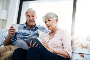 wife and husband, social security claiming benefits
