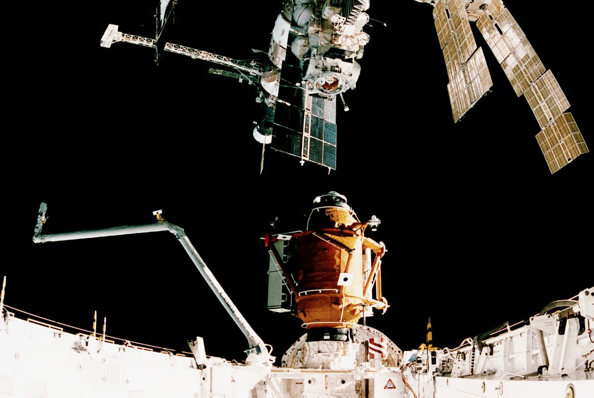 Atlantis Mir Docking