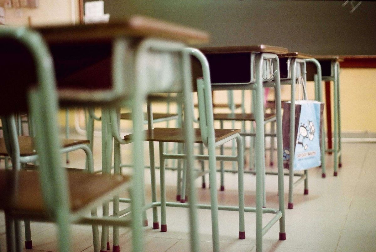 Many desks and chairs in the classroom